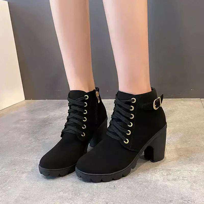Bota Feminina com Cadarço Seraphina – A Elegância que Transforma o Seu Estilo