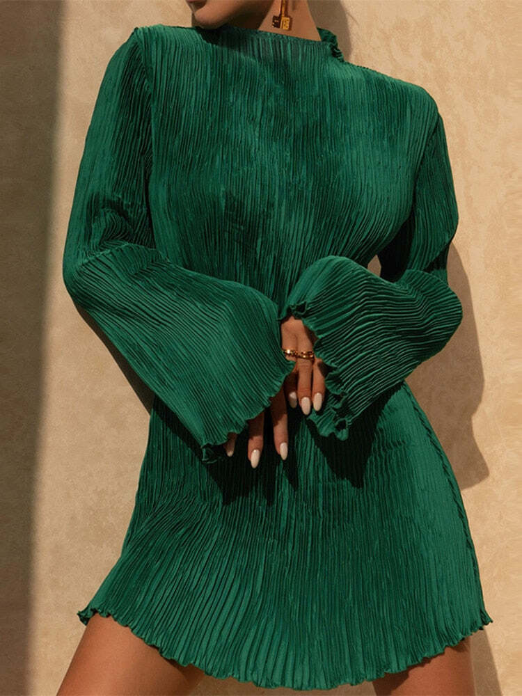 Vestido Curto Plissado Verde com Manga Longa Flare – Elegância Moderna e Sofisticada