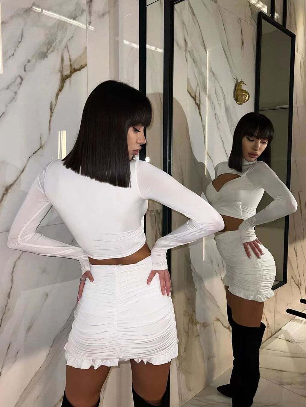 Conjunto Feminino Justo com Manga Longa e Saia Curta – Estilo e Sensualidade em um Só Look