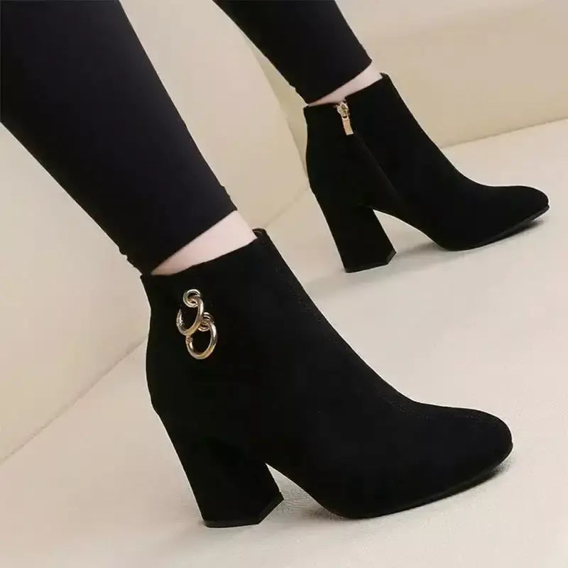 Bota com Salto All Black Aurora – Elegância e Sofisticação em Cada Passo