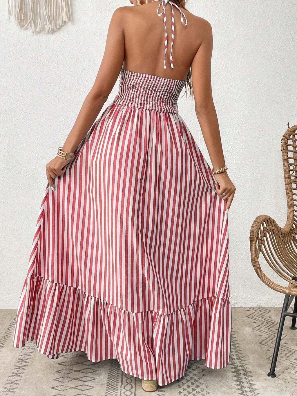 Vestido Longo Listrado com Recorte Frontal e Amarração – Estilo e Frescor para o Verão