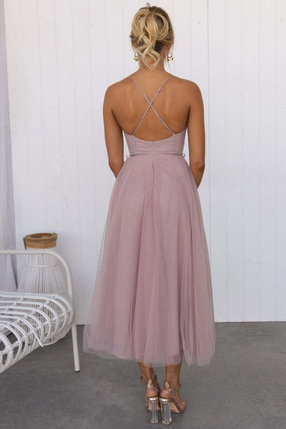 Vestido Midi de Tule com Corpete Estruturado e Alças Finas – Estilo Romântico e Sofisticado
