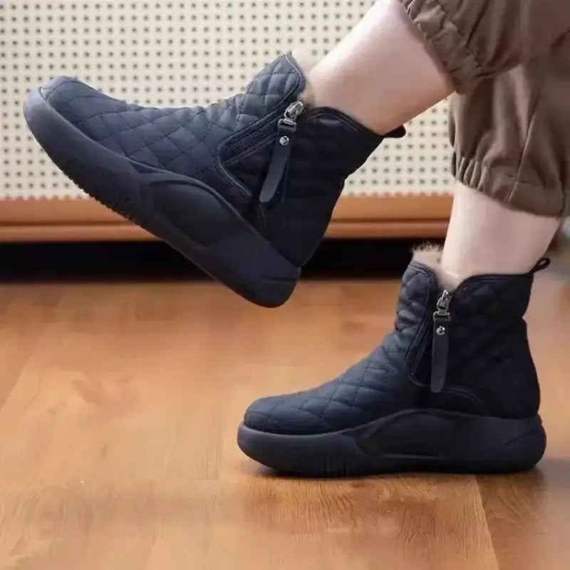 Bota Feminina Cano Médio Acolchoada com Forro Peluciado e Zíper Lateral – Conforto Térmico e Estilo Casual