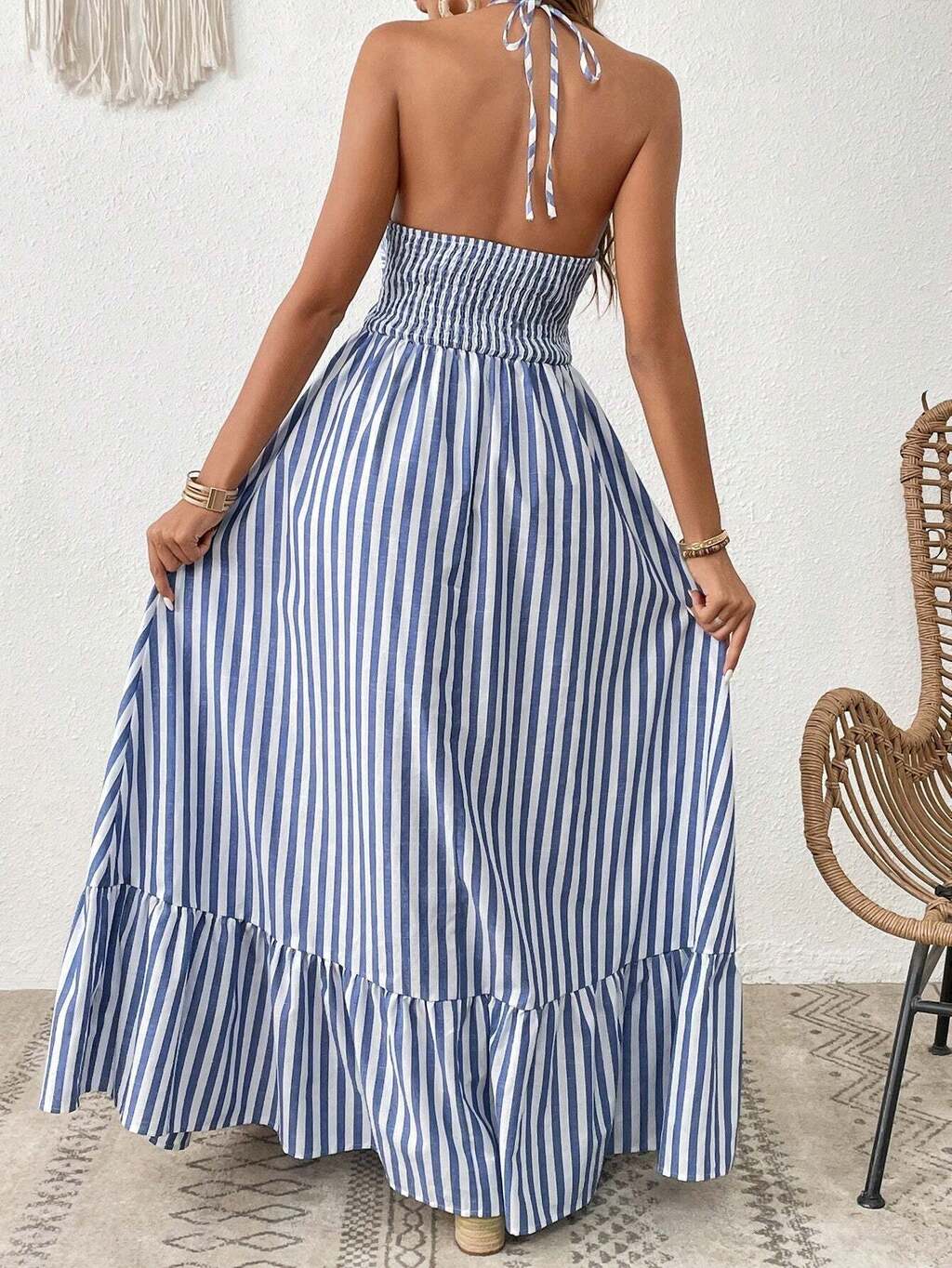 Vestido Longo Listrado com Recorte Frontal e Amarração – Estilo e Frescor para o Verão