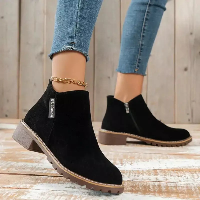 Bota Casual Zíper Lateral Ember Black – Estilo e Conforto para o Seu Dia a Dia