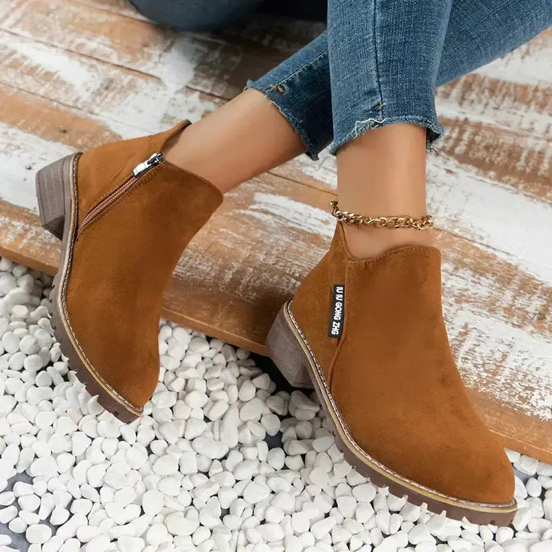 Bota Casual Zíper Lateral Ember Black – Estilo e Conforto para o Seu Dia a Dia