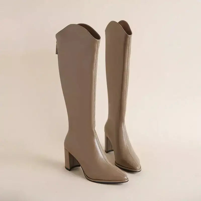 Bota Alta Feminina com Salto Ivy – Estilo e Conforto para Todos os Momentos