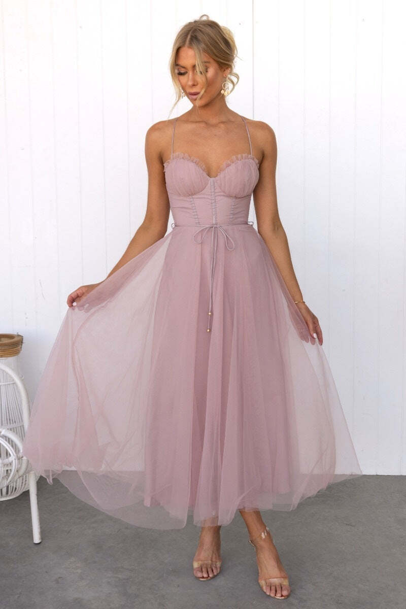 Vestido Midi de Tule com Corpete Estruturado e Alças Finas – Estilo Romântico e Sofisticado