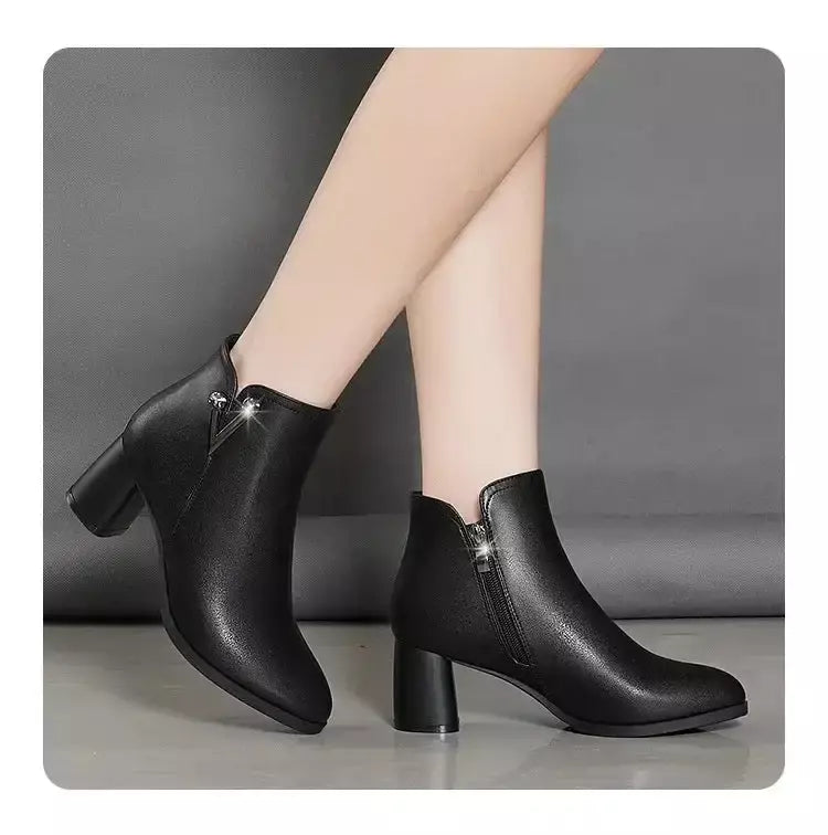 Bota Feminina Cano Baixo com Salto Grosso – Elegância e Conforto