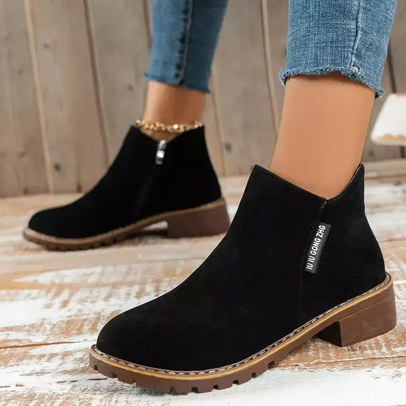Bota Casual Zíper Lateral Ember Black – Estilo e Conforto para o Seu Dia a Dia