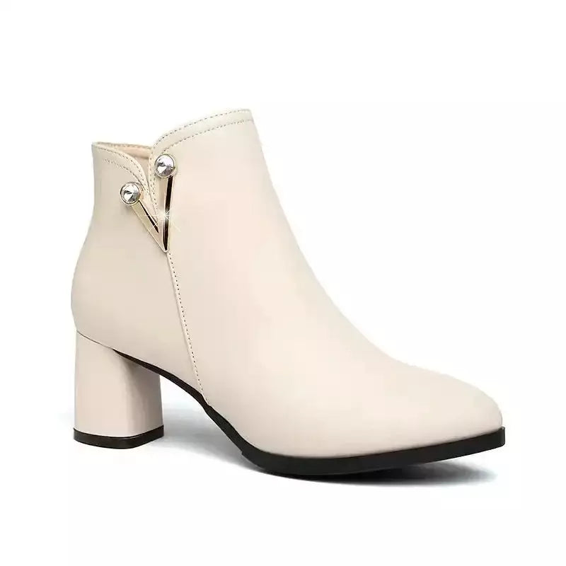 Bota Feminina Cano Baixo com Salto Grosso – Elegância e Conforto