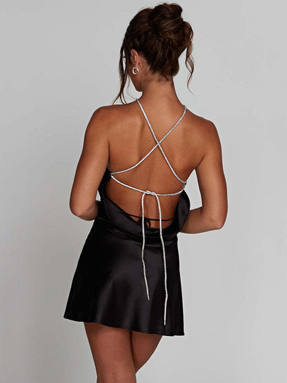 Vestido Curto Preto em Cetim com Decote Halter – Elegância Minimalista e Sofisticada
