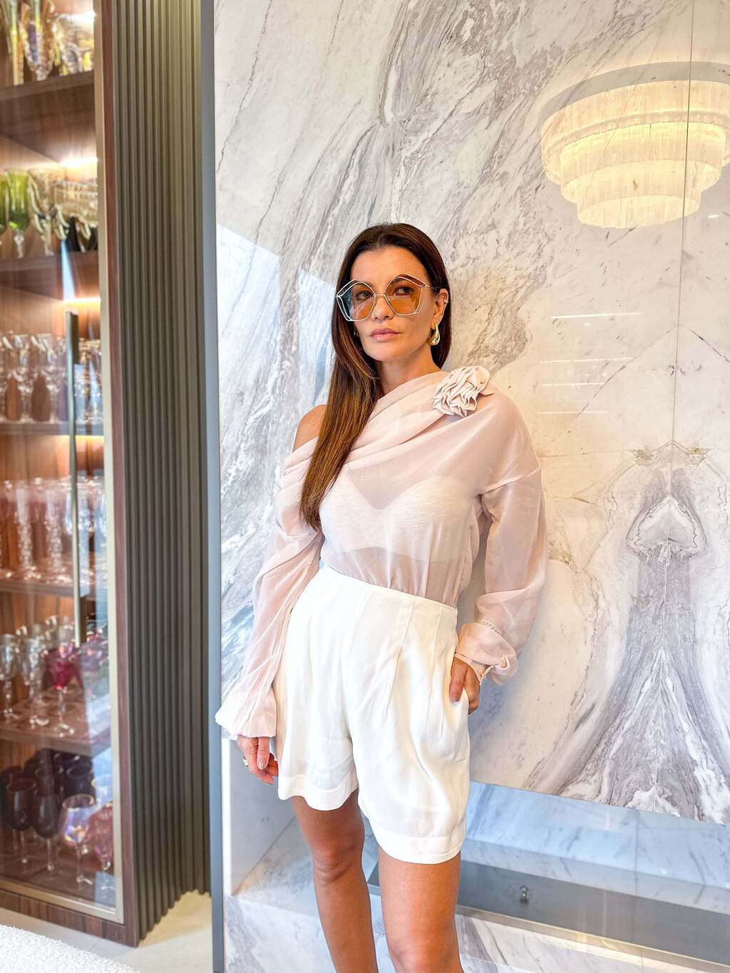 Blusa Feminina de Ombro Único com Flor em Chiffon - Elise