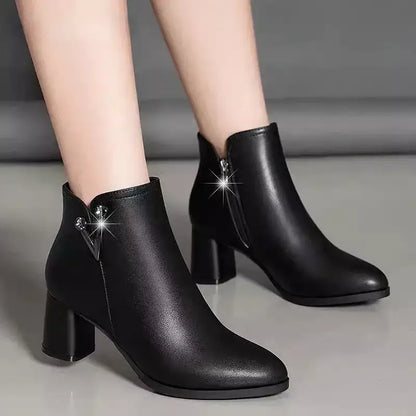 Bota Feminina Cano Baixo com Salto Grosso – Elegância e Conforto