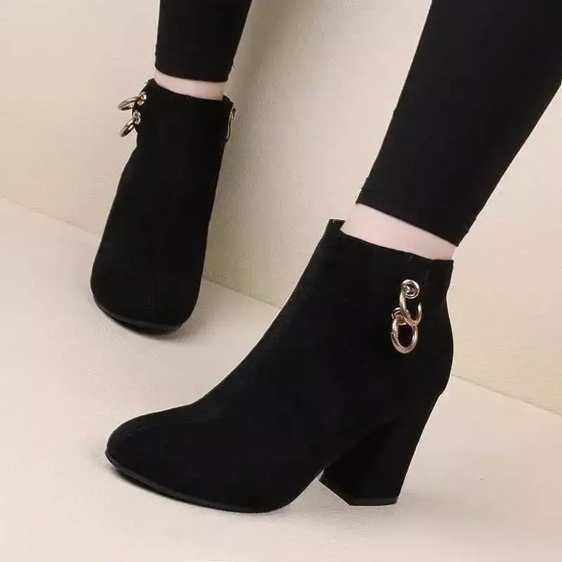 Bota com Salto All Black Aurora – Elegância e Sofisticação em Cada Passo