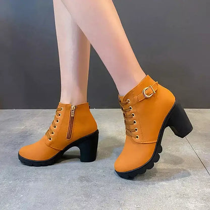 Bota Feminina com Cadarço Seraphina – A Elegância que Transforma o Seu Estilo
