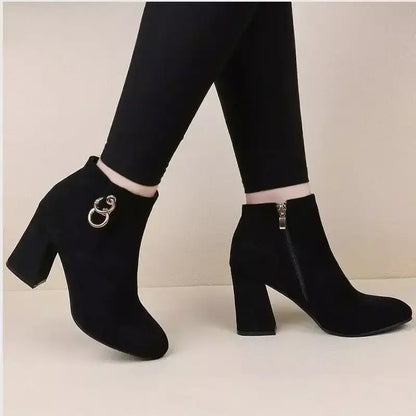 Bota com Salto All Black Aurora – Elegância e Sofisticação em Cada Passo