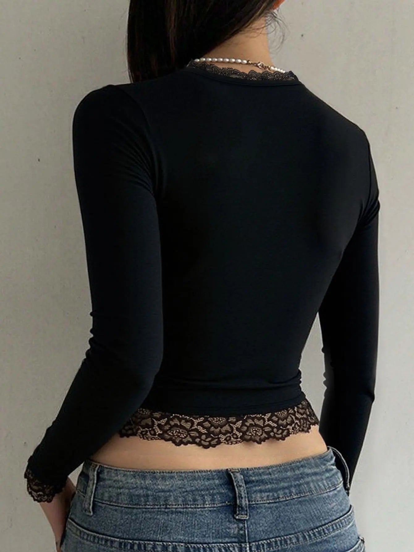 Blusa Preta Y2K Manga Longa com Renda Cropped Slim