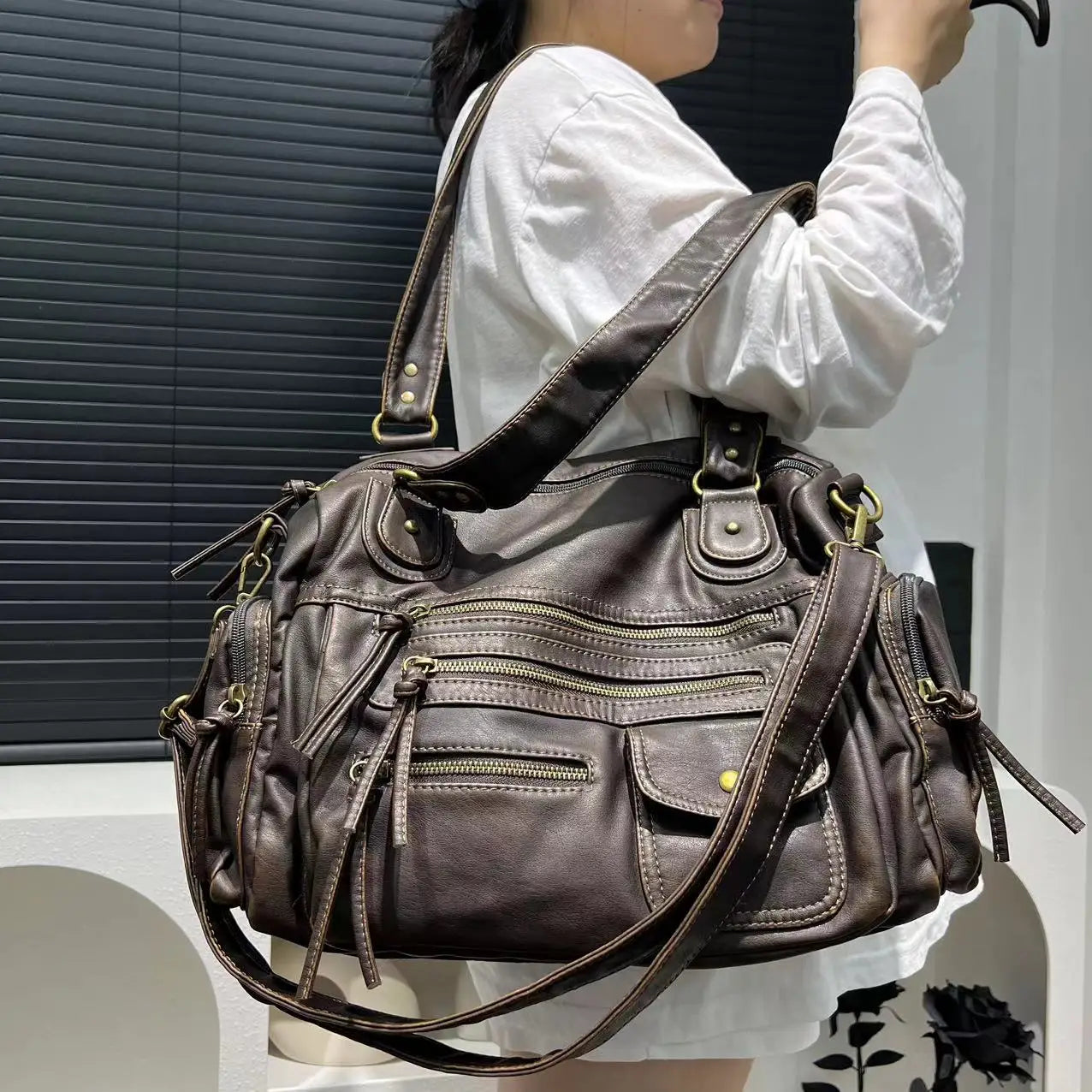 Bolsa Tiracolo Y2K Feminina em Couro Sintético com Múltiplos Bolsos