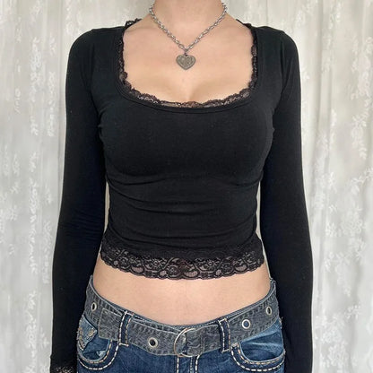 Blusa Preta Y2K Manga Longa com Renda Cropped Slim