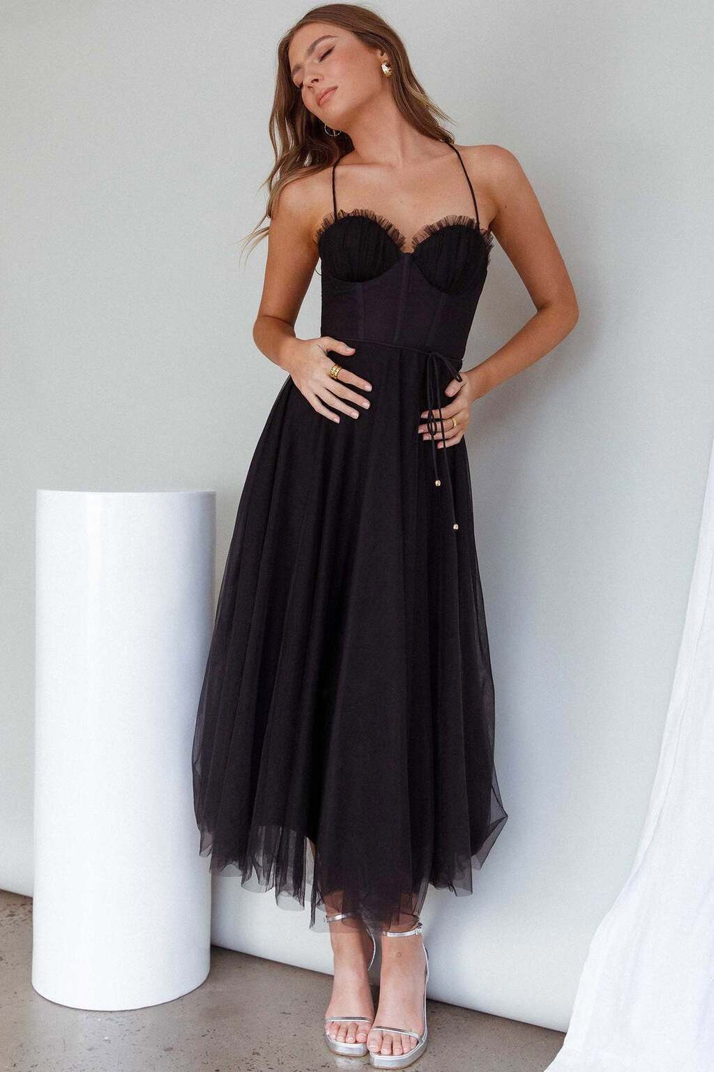 Vestido Midi de Tule com Corpete Estruturado e Alças Finas – Estilo Romântico e Sofisticado