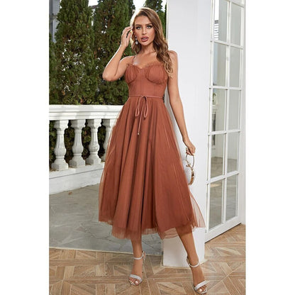 Vestido Midi de Tule com Corpete Estruturado e Alças Finas – Estilo Romântico e Sofisticado