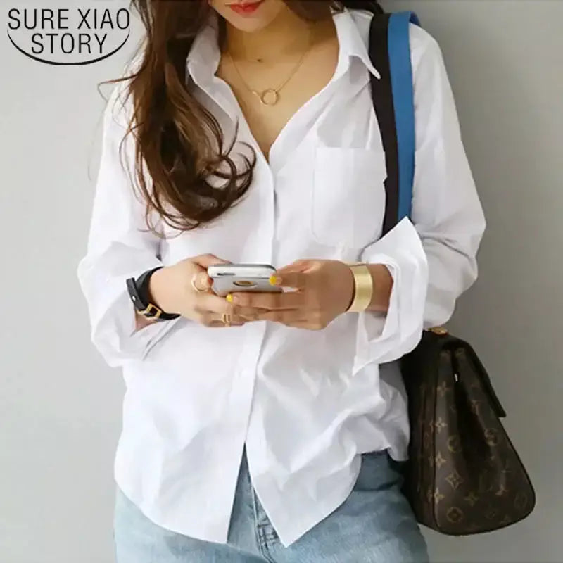 Camisa Feminina Clássica com Bolso Frontal – Versatilidade e Conforto