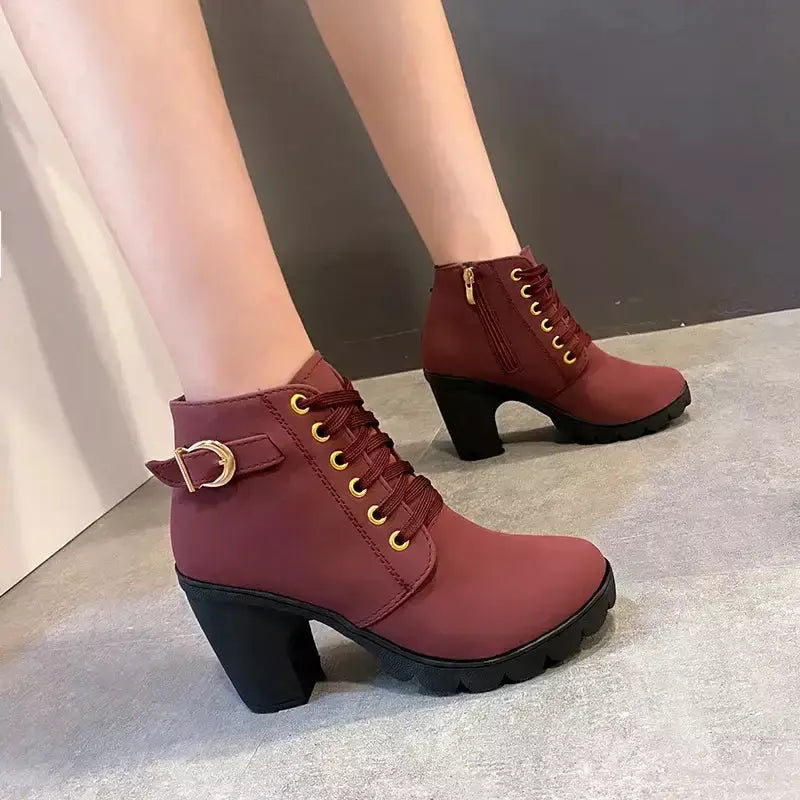 Bota Feminina com Cadarço Seraphina – A Elegância que Transforma o Seu Estilo