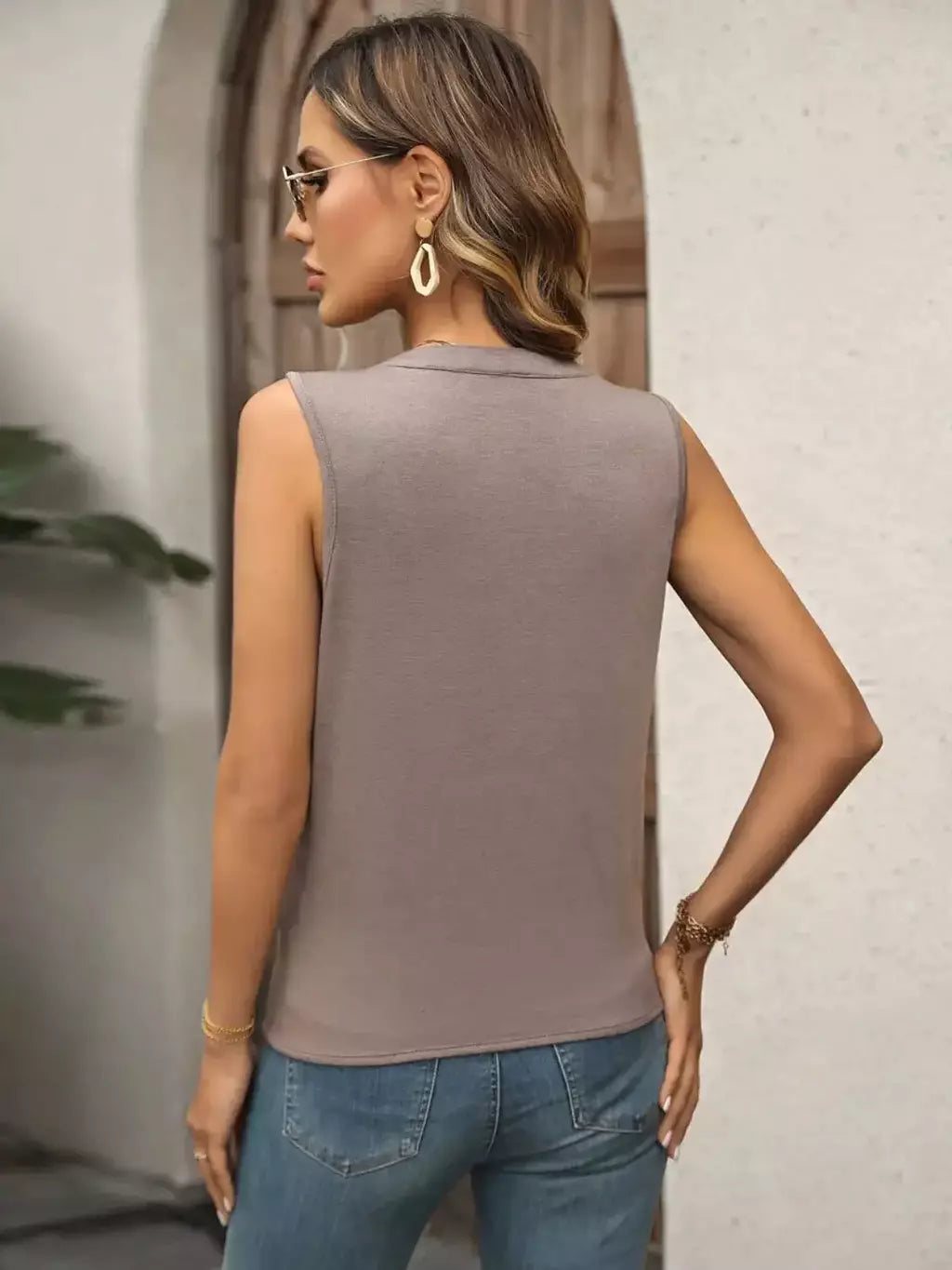 Blusa Feminina Regata Plissada Decote em V - Adeline