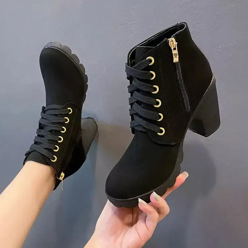 Bota Feminina com Cadarço Seraphina – A Elegância que Transforma o Seu Estilo