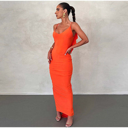 Vestido Longo Justo com Decote Fino e Caimento Elegante – Modernidade e Estilo