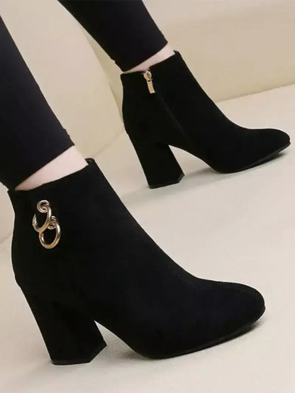 Bota com Salto All Black Aurora – Elegância e Sofisticação em Cada Passo