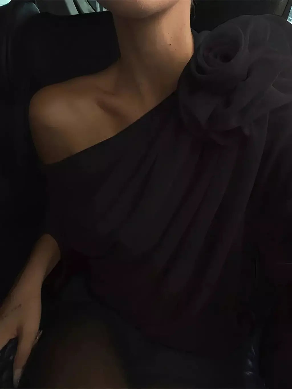 Blusa Feminina de Ombro Único com Flor em Chiffon - Elise