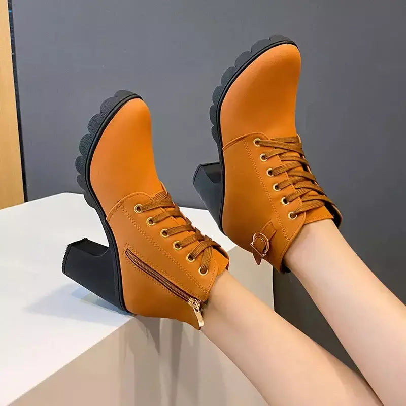 Bota Feminina com Cadarço Seraphina – A Elegância que Transforma o Seu Estilo