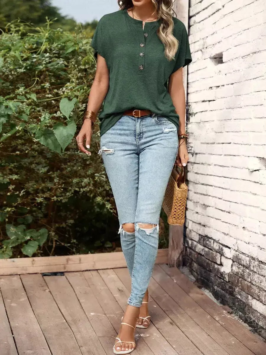 Blusa Feminina Básica com Gola Redonda e Abertura Frontal de Botões - Isolde